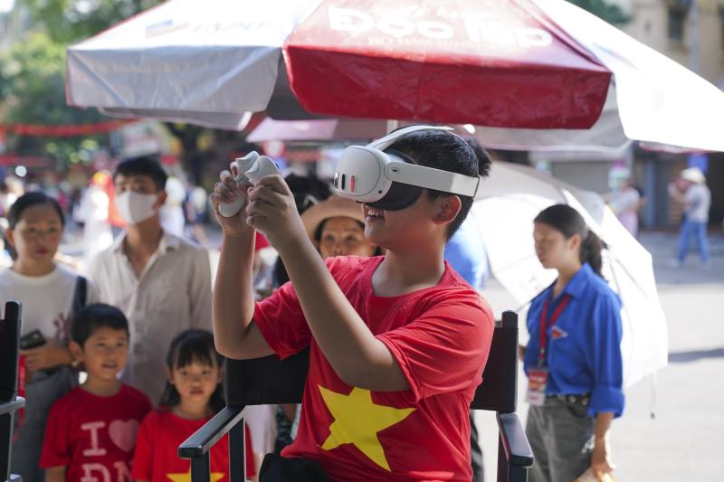 Le hoi Doc Lap,  Toa do Doc Lap,  check-in Ho Guom,  Dong Kinh Nghia Thuc,  Ha Noi 2/9, pho di bo Ho Guom anh 5