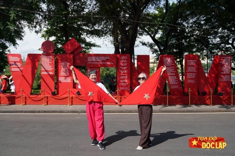 Le hoi Doc Lap,  Toa do Doc Lap,  check-in Ho Guom,  Dong Kinh Nghia Thuc,  Ha Noi 2/9, pho di bo Ho Guom anh 8