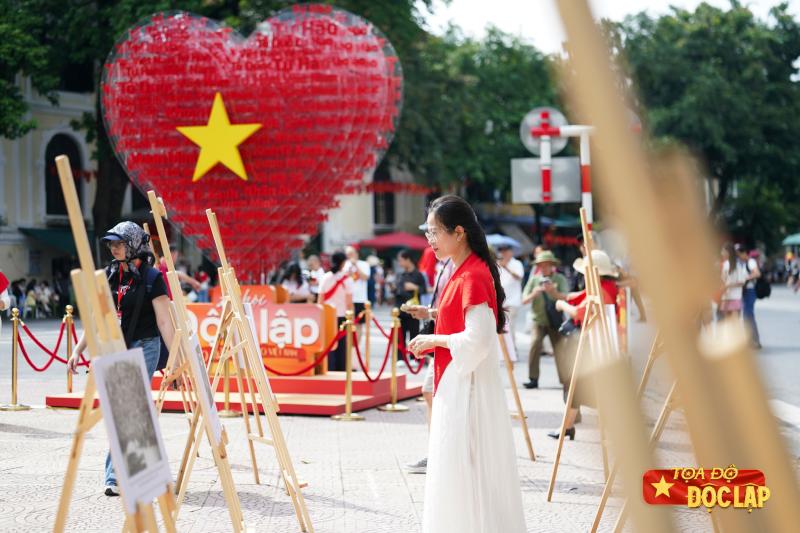 Le hoi Doc Lap,  Toa do Doc Lap,  check-in Ho Guom,  Dong Kinh Nghia Thuc,  Ha Noi 2/9, pho di bo Ho Guom anh 1