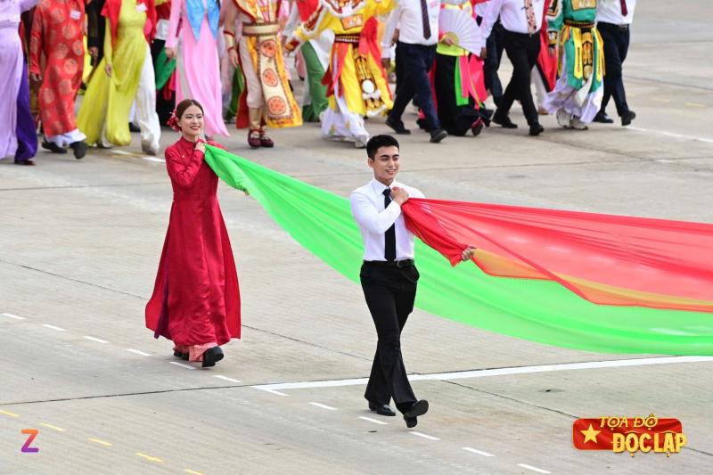 Hoang thuy linh den vau anh 2
