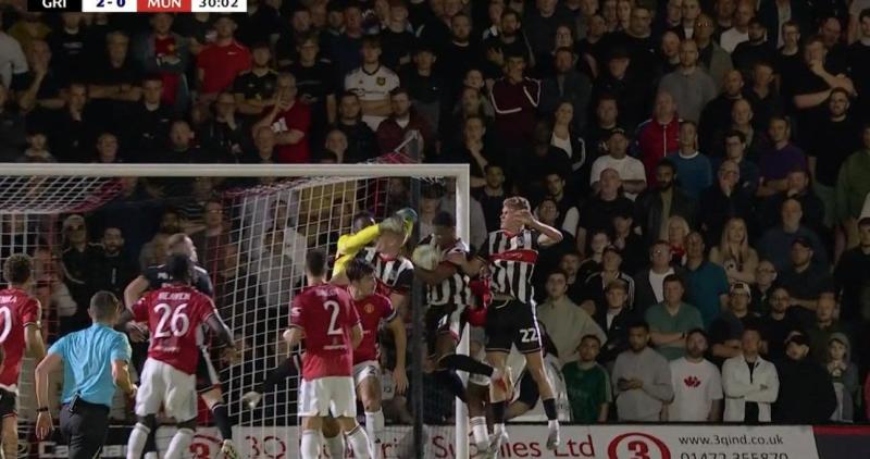 MU dau Grimsby anh 1