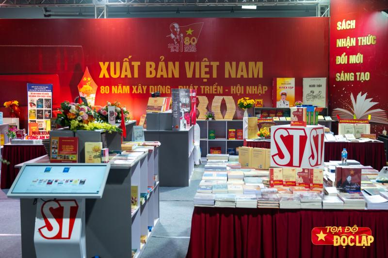 trien lam sach,  A80,  80 nam Xuat ban,  sach lich su,  thanh tuu dat nuoc,  Xuat ban Viet Nam anh 1