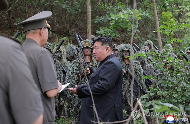 Kim Jong Un,  thi sat,  Linh ban tia,  Quan doi Trieu Tien,  Sung truong ban tia,  Can cu huan luyen,  Tap tran Han Quoc anh 6