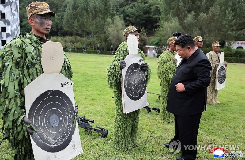 Kim Jong Un,  thi sat,  Linh ban tia,  Quan doi Trieu Tien,  Sung truong ban tia,  Can cu huan luyen,  Tap tran Han Quoc anh 1