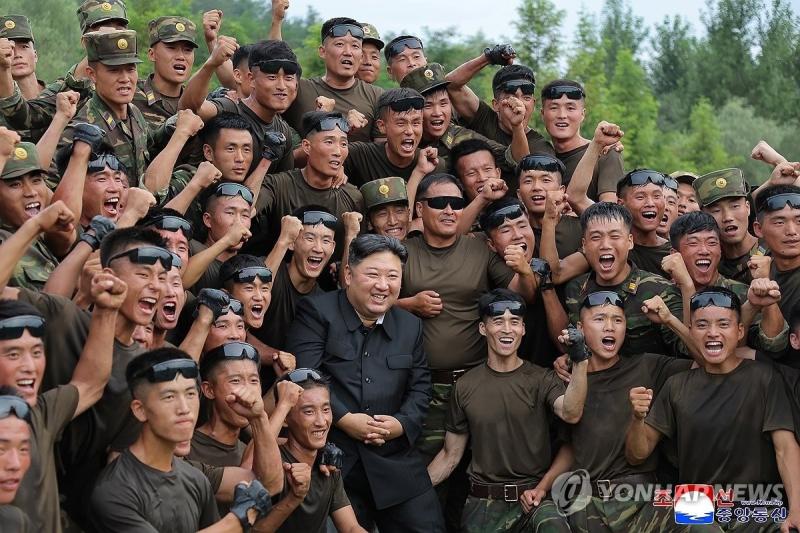 Kim Jong Un,  thi sat,  Linh ban tia,  Quan doi Trieu Tien,  Sung truong ban tia,  Can cu huan luyen,  Tap tran Han Quoc anh 11
