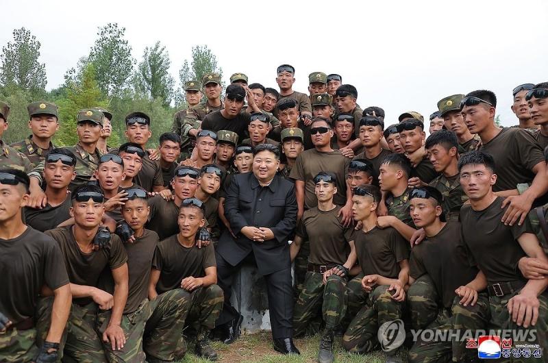 Kim Jong Un,  thi sat,  Linh ban tia,  Quan doi Trieu Tien,  Sung truong ban tia,  Can cu huan luyen,  Tap tran Han Quoc anh 10