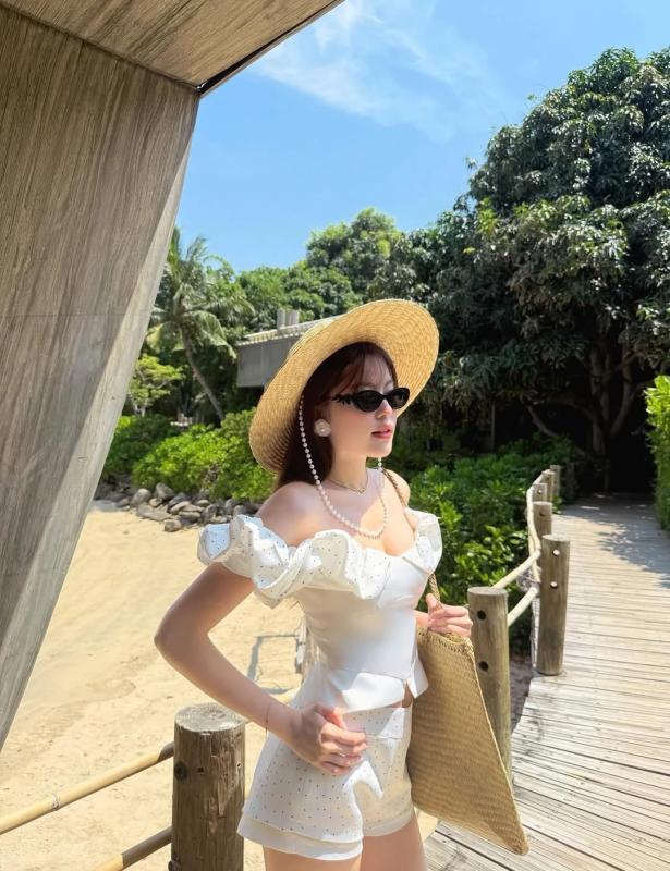 Newsfeed Rate,  Ngoc Trinh,  Ngoc Trinh bikini,  Ngoc Trinh noi y,  Quynh Anh Shyn,  Xoai Non,  Tang My Han anh 6