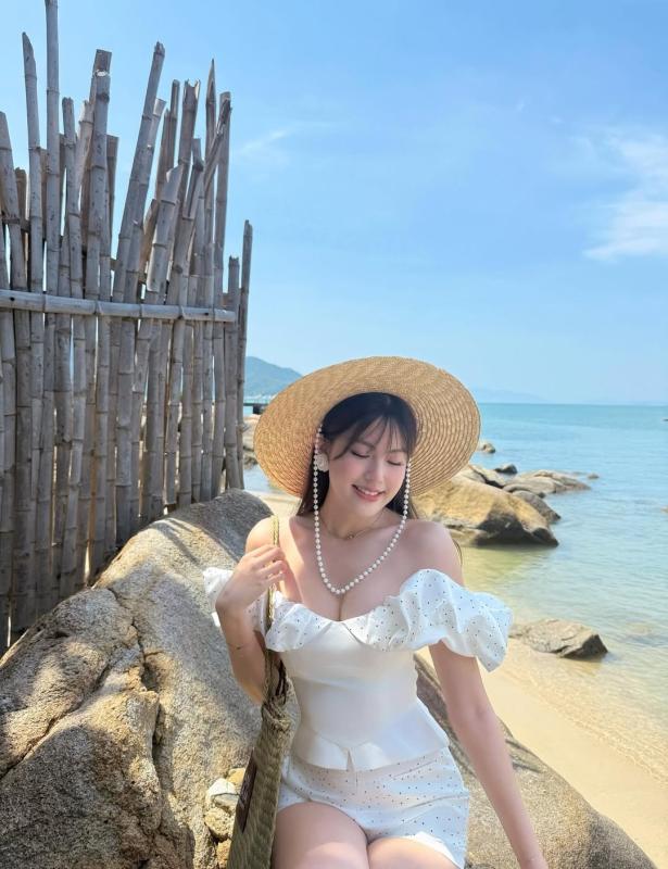 Newsfeed Rate,  Ngoc Trinh,  Ngoc Trinh bikini,  Ngoc Trinh noi y,  Quynh Anh Shyn,  Xoai Non,  Tang My Han anh 7