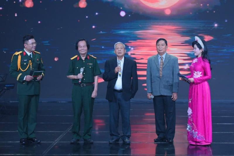 Nguyen Khoa Diem,  Dat Nuoc,  phan tich van hoc,  tac gia tho,  tho ca cach mang,  van hoc lop 12 anh 1