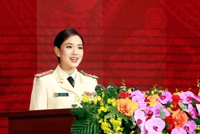nu thuong uy anh 1