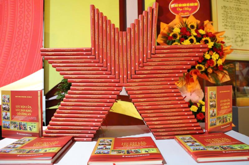 Dai hoi Dang,  A80,  Bo Cong an,  sach lich su,  Trien lam quoc gia anh 4