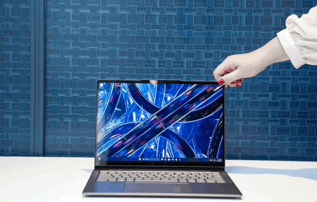 su kien IFA 2025,  Lenovo laptop xoay,  Lenovo ThinkBook VertiFlex Concept,  trien lam cong nghe anh 2