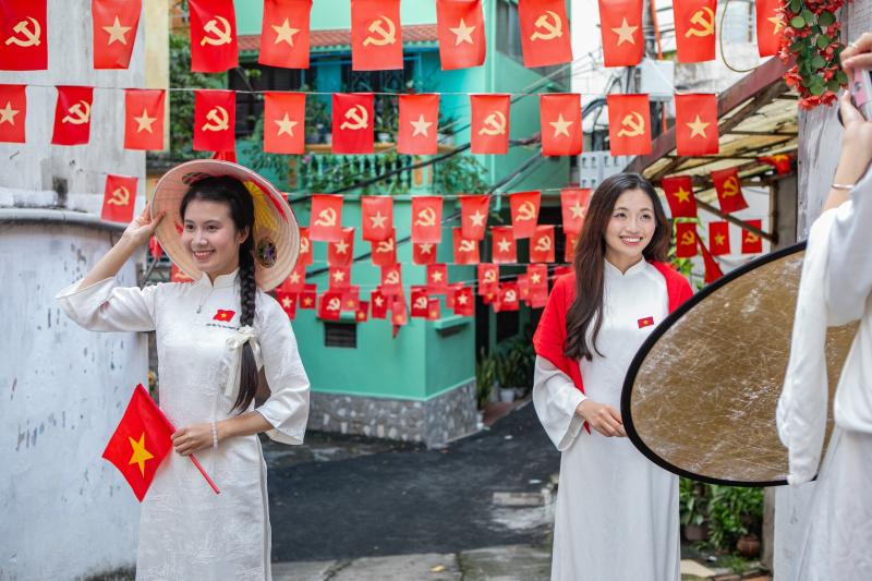 thoi trang yeu nuoc,  mua sam Quoc khanh,  phu kien 2/9,  co do sao vang,  kinh doanh thoi trang,  doanh thu thoi trang anh 2