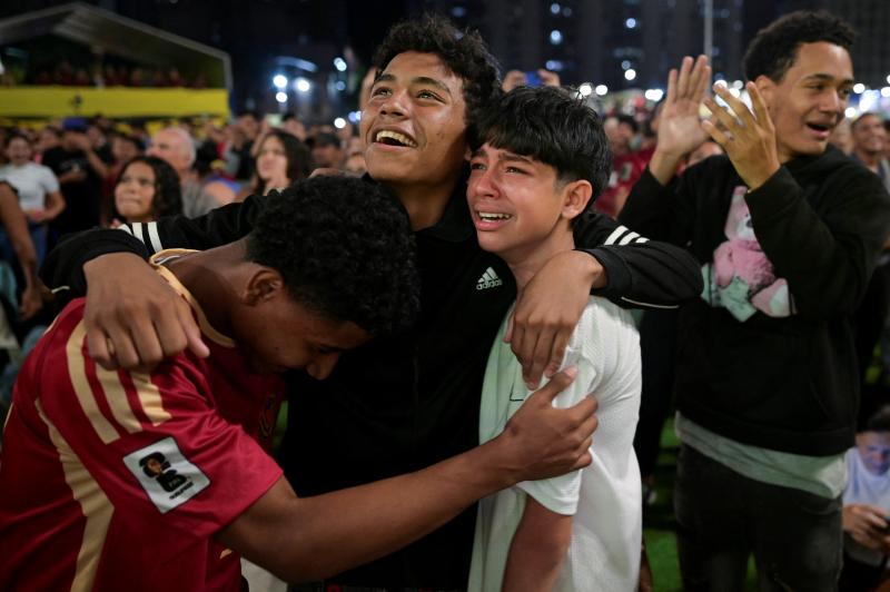Nguoi dan Venezuela khoc anh 4