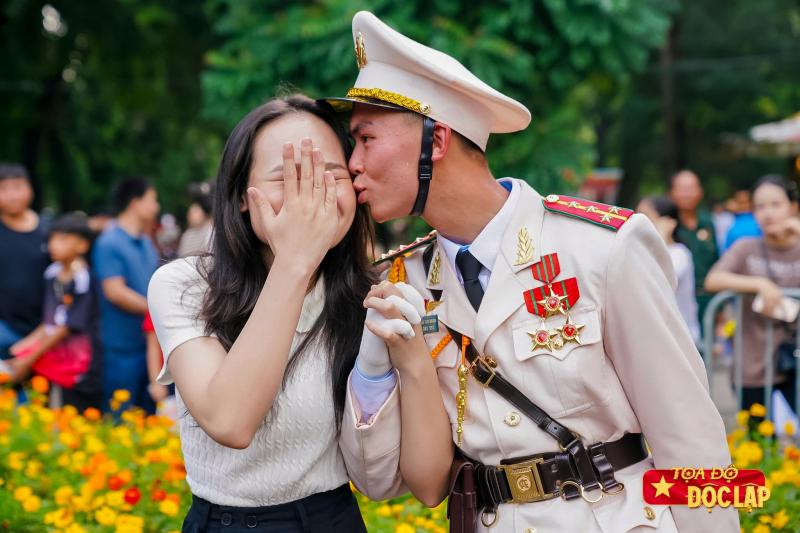 nu hon chien si,  tinh yeu A80,  dieu binh 2/9,  chien si yeu,  khoanh khac A80,  tinh linh 2/9 anh 2