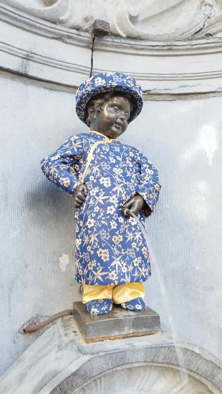 Manneken Pis ao dai anh 1
