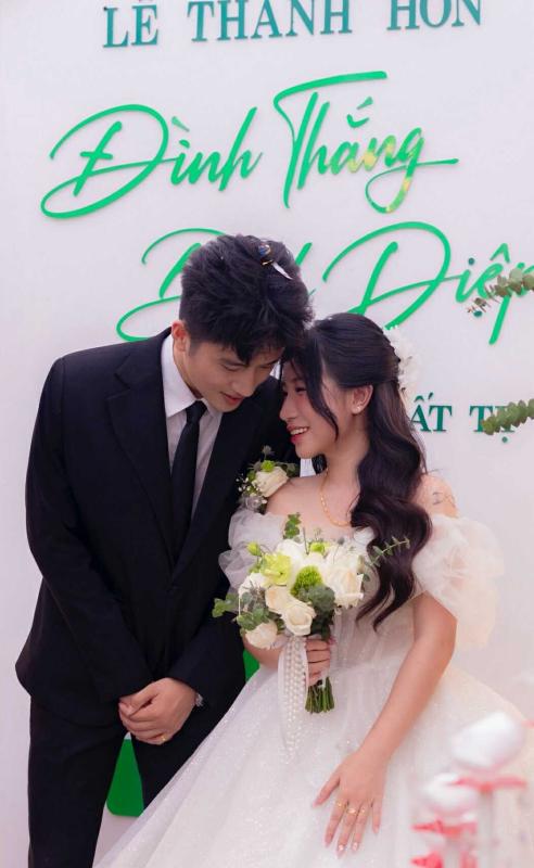 dam cuoi ben trong truong anh 3
