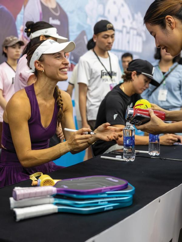 Parris Todd pickleball,  pickleball Ha Noi,  vo dich MLP,  Barbie pickleball,  tay vot Parris Todd,  san pickleball Ha Noi anh 2