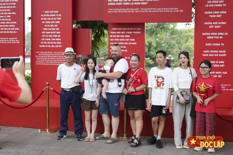 Le hoi Doc lap anh 8