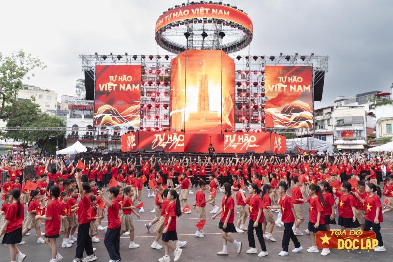 Le hoi Doc Lap,  Quoc khanh 2/9,  tu hao dan toc,  lich su Viet Nam,  van hoa Viet Nam,  gioi tre,  Ho Guom,  Ha Noi anh 12