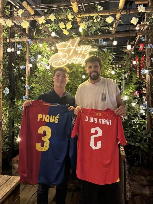 Gerard Pique o Ha Noi anh 2