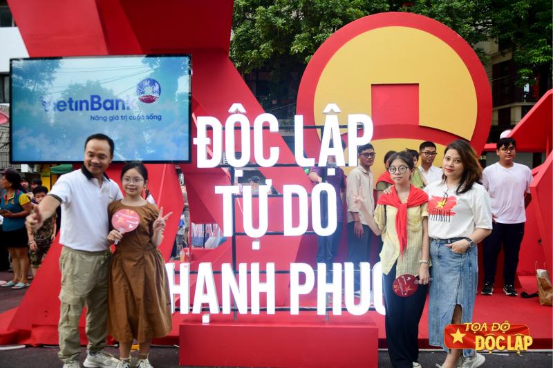 le hoi doc lap,  toa do doc lap,  Quoc khanh 2/9,  Ho Guom,  moc khoa sao vang,  local brand Viet,  san pham yeu nuoc,  Gian hang trai nghiem, pho di bo Ho Guom,  Tic Co Studio,  Noteworthy, anh 9