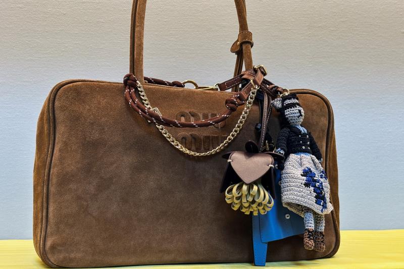 thuong hieu xa xi,  Gen Z mua sam,  logo thuong hieu,  nganh xa xi,  thoi trang ben vung,  Louis Vuitton,  Gucci,  Miu Miu,  khach hang tre,  xu huong xa xi anh 1