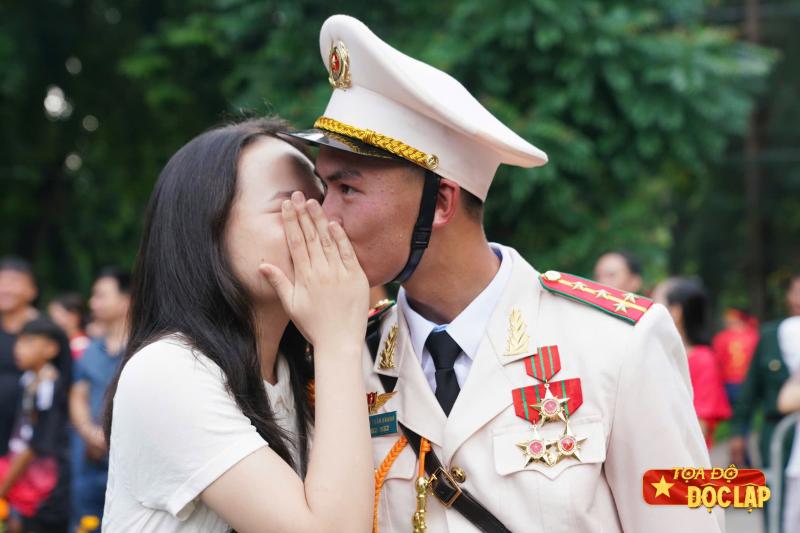 nu hon chien si,  tinh yeu A80,  dieu binh 2/9,  chien si yeu,  khoanh khac A80,  tinh linh 2/9 anh 3