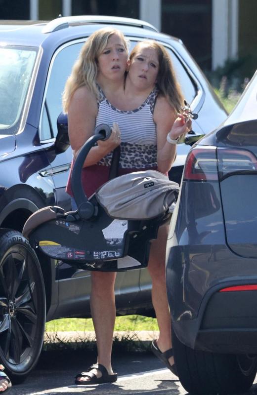 Abby va Brittany Hensel anh 1