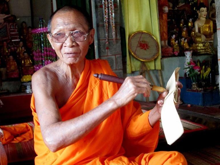 nha su Khmer,  Bay Nui,  bao ton,  kinh la buong,  sach quy,  nguoi Khmer anh 3