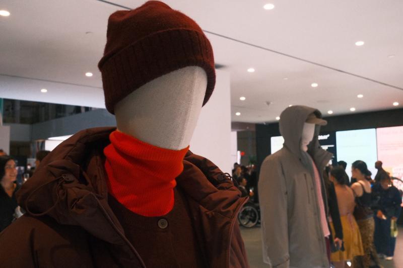 Uniqlo nghe thuat,  thoi trang ben vung,  ban sac Uniqlo,  hop tac MoMA,  KAWS Uniqlo,  New York thoi trang anh 10