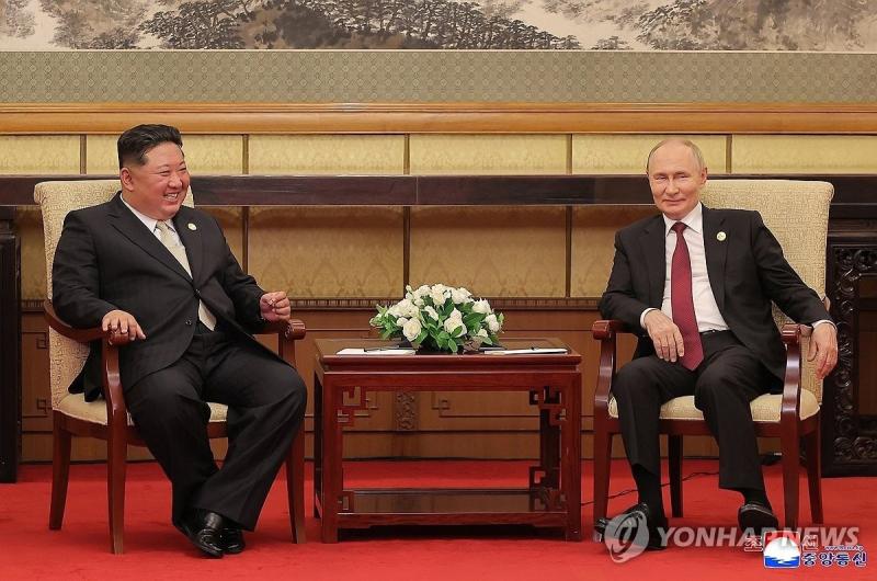 Kim Jong Un,  Trieu Tien Trung Quoc,  Kim Putin,  Duyet binh Bac Kinh,  Tap Can Binh,  Rodong Sinmun anh 10
