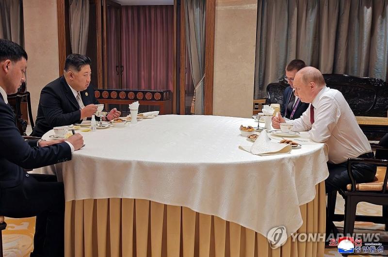Kim Jong Un,  Trieu Tien Trung Quoc,  Kim Putin,  Duyet binh Bac Kinh,  Tap Can Binh,  Rodong Sinmun anh 11