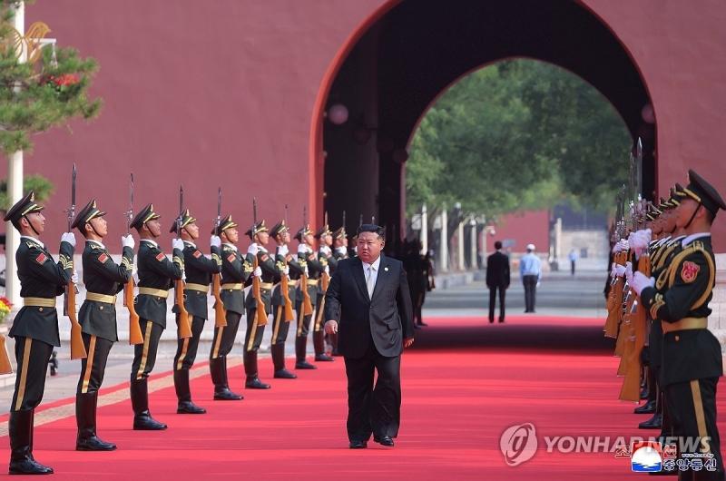 Kim Jong Un,  Trieu Tien Trung Quoc,  Kim Putin,  Duyet binh Bac Kinh,  Tap Can Binh,  Rodong Sinmun anh 3
