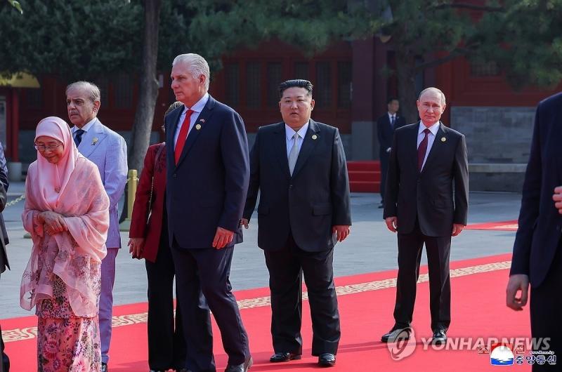 Kim Jong Un,  Trieu Tien Trung Quoc,  Kim Putin,  Duyet binh Bac Kinh,  Tap Can Binh,  Rodong Sinmun anh 4