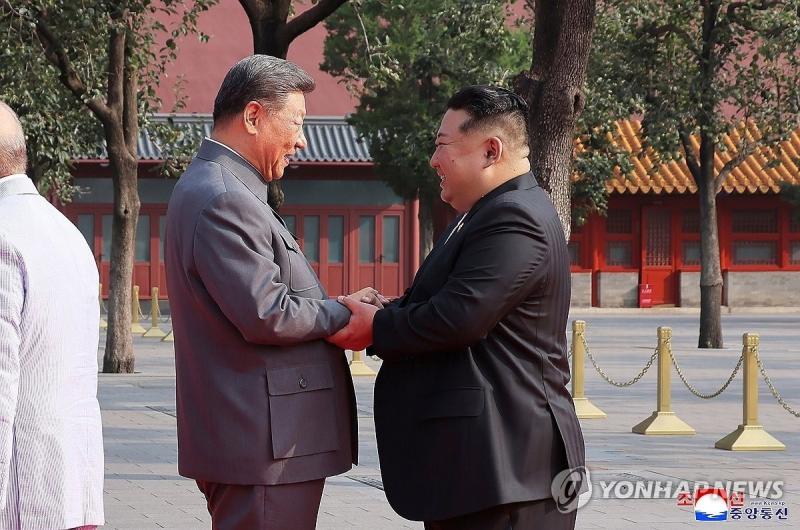 Kim Jong Un,  Trieu Tien Trung Quoc,  Kim Putin,  Duyet binh Bac Kinh,  Tap Can Binh,  Rodong Sinmun anh 2