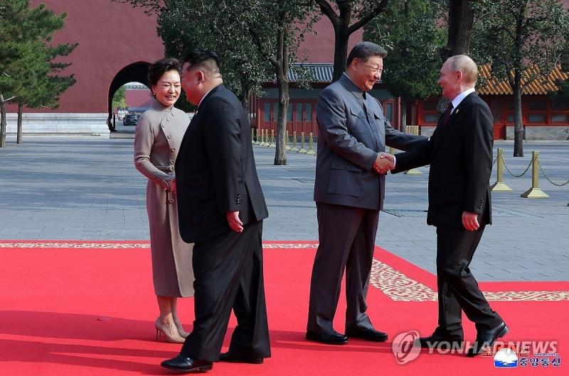 Kim Jong Un,  Trieu Tien Trung Quoc,  Kim Putin,  Duyet binh Bac Kinh,  Tap Can Binh,  Rodong Sinmun anh 1