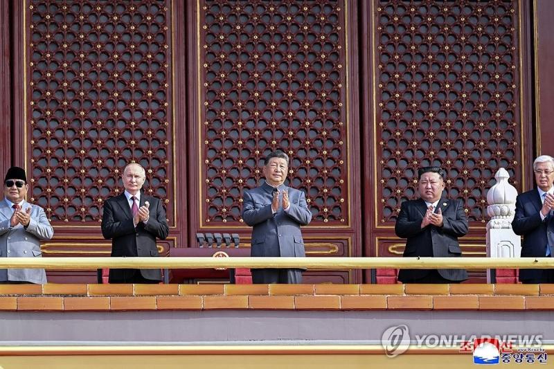 Kim Jong Un,  Trieu Tien Trung Quoc,  Kim Putin,  Duyet binh Bac Kinh,  Tap Can Binh,  Rodong Sinmun anh 5