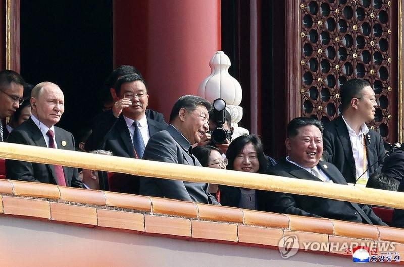 Kim Jong Un,  Trieu Tien Trung Quoc,  Kim Putin,  Duyet binh Bac Kinh,  Tap Can Binh,  Rodong Sinmun anh 6