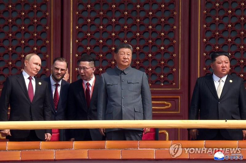 Kim Jong Un,  Trieu Tien Trung Quoc,  Kim Putin,  Duyet binh Bac Kinh,  Tap Can Binh,  Rodong Sinmun anh 7