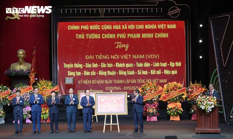 Dai Tieng noi,  huan chuong,  huan chuong HCM,  le ky niem,  80 nam thanh lap anh 2