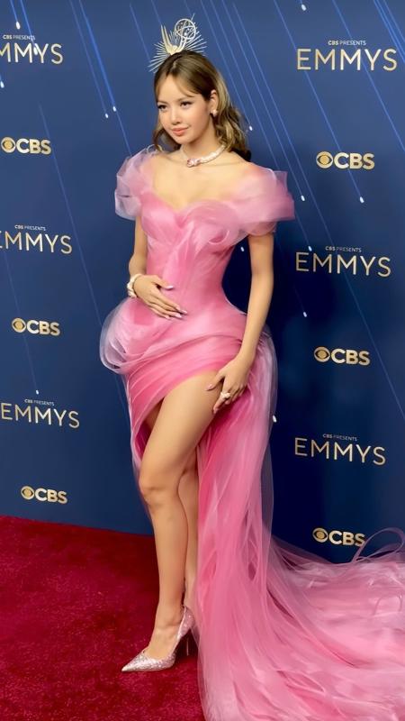 Lisa Blackpink,  Lisa Emmy 2025,  dam hong Lisa,  thoi trang Lisa,  Primetime Emmy,  Glinda-core anh 1