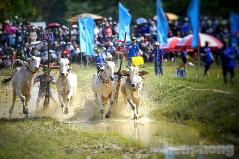 Hoi dua bo Bay Nui anh 15