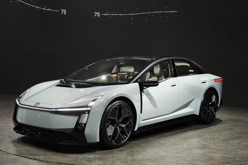 Toyota Corolla Concept anh 1