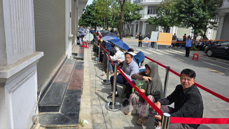 mua nha dong anh,  xep hang mua noxh,  mua noxh dong anh anh 2