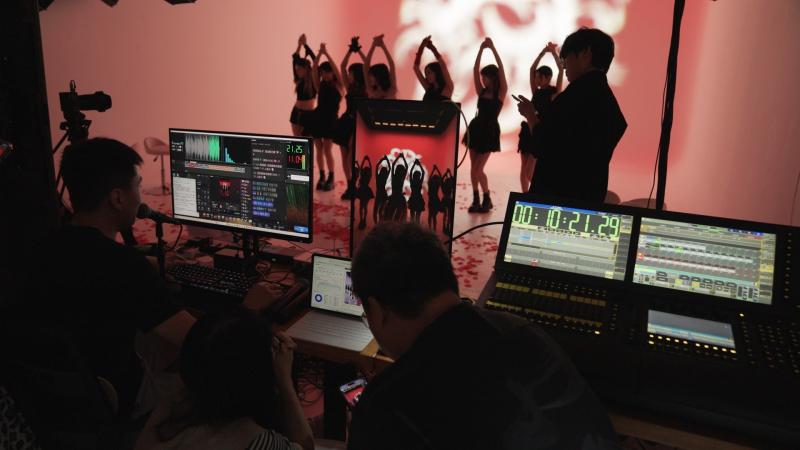 xuong livestream,  kiem song livestream,  tuanbo Douyin,  livestream Trung Quoc,  vu cong livestream,  cuoc song streamer anh 11
