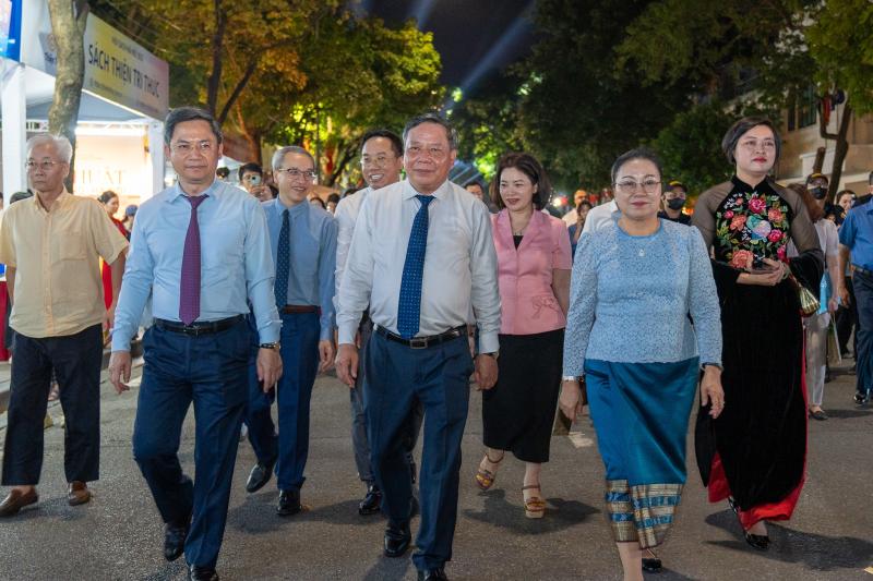khai mac Hoi sach,  Hoi sach Ha Noi,  pho di bo,  Ho Guom,  hoi sach cuoi nam,  su kien sach anh 5