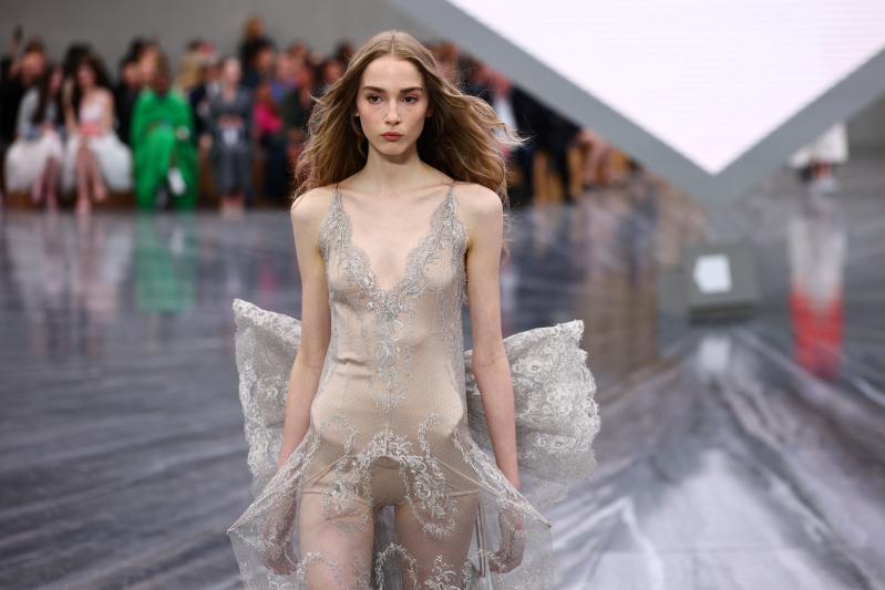 vay xuyen thau Dior,  Dior Han Quoc, thoi trang gay tranh cai,  Mia Goth vay Dior,  Greta Lee vay Dior, BST Dior Xuan He 2026 anh 2