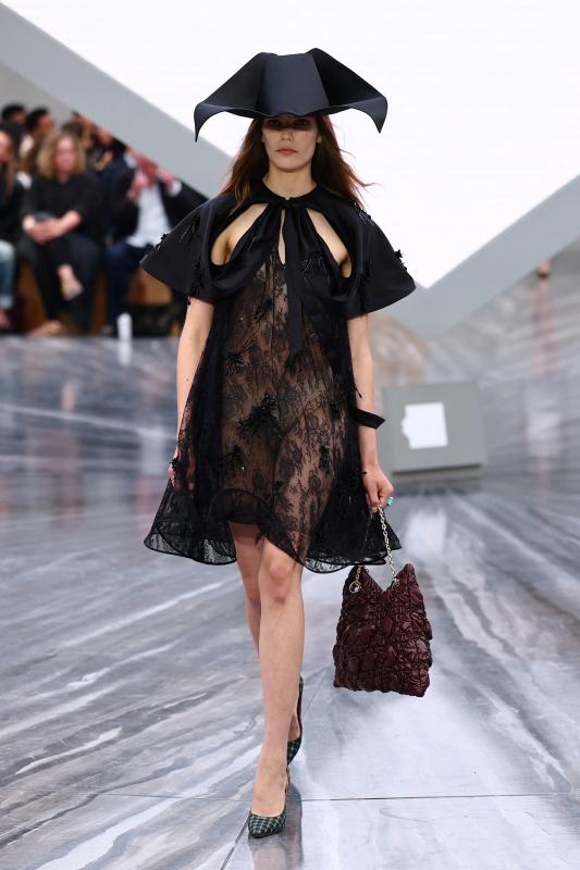 vay xuyen thau Dior,  Dior Han Quoc, thoi trang gay tranh cai,  Mia Goth vay Dior,  Greta Lee vay Dior, BST Dior Xuan He 2026 anh 3