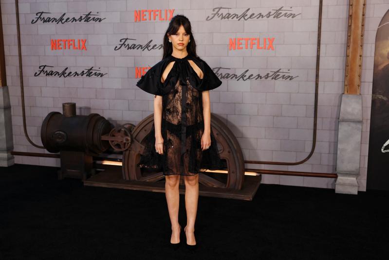 vay xuyen thau Dior,  Dior Han Quoc, thoi trang gay tranh cai,  Mia Goth vay Dior,  Greta Lee vay Dior, BST Dior Xuan He 2026 anh 4